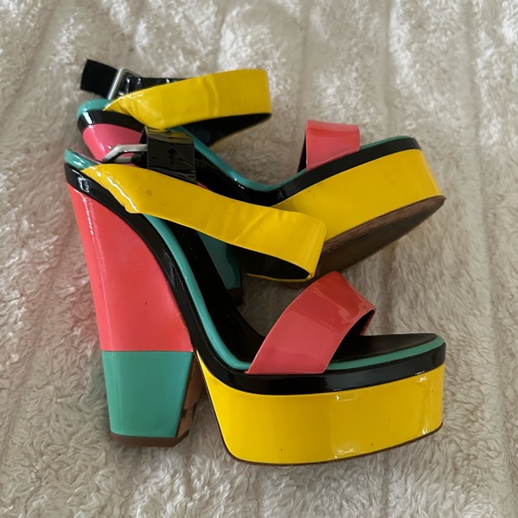 Rare find: giuseppezanottias seen on Nicki Minaj - Picture 3 of 4